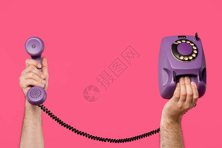 持紫色旋转电话的男子在粉图片