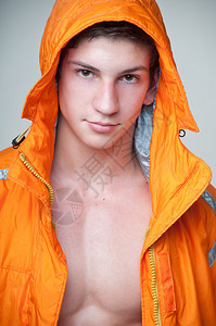 橙色背心男模特背景图片