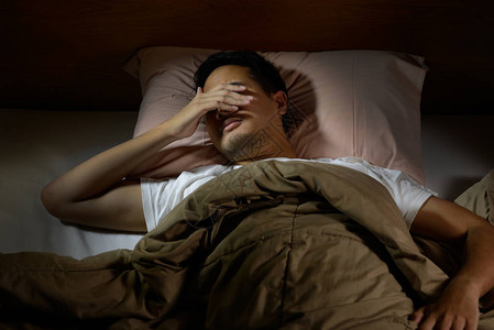 抑郁症患者躺在床上失眠图片