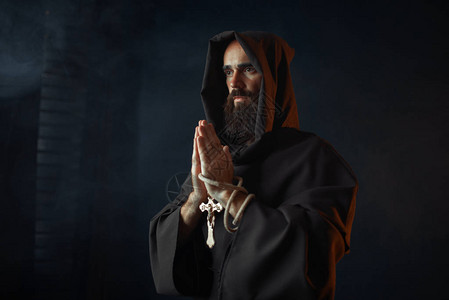 中世纪的僧侣穿着黑色长袍图片