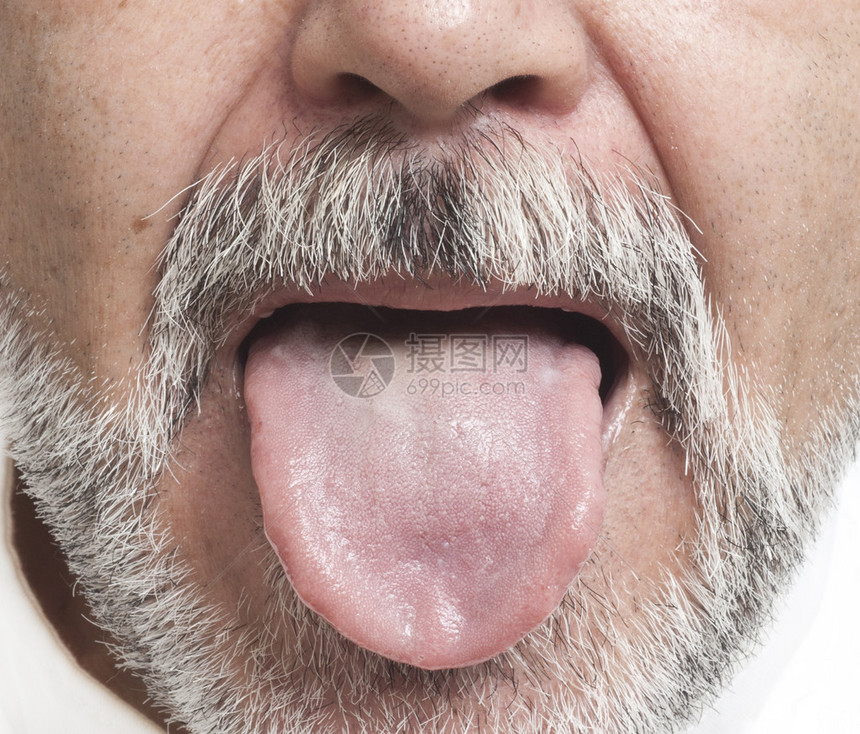 伸出舌头的男人图片