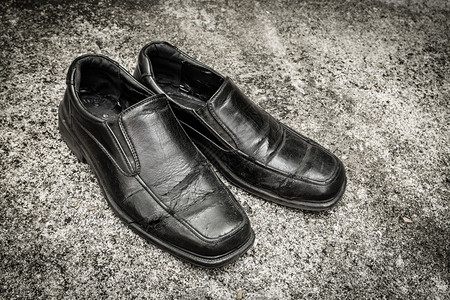 黑色旧黑鞋图片