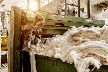 纺织厂梳棉机特点图片