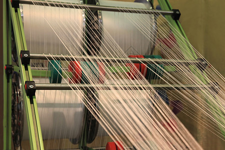 纺织厂的纱线整经机图片