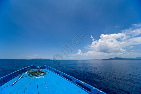 潜水船在蓝天的映衬下拥有美丽的云景图片