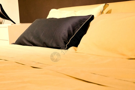 柔软床上的舒适枕头图片