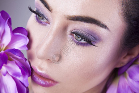 化妆时尚紫色是一种新的黑色用紫色花朵拍美女图片