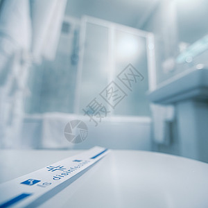 蓝色酒店浴室消毒卫生标志特写模糊背景图片