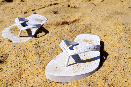 沙滩上的一双拖鞋图片