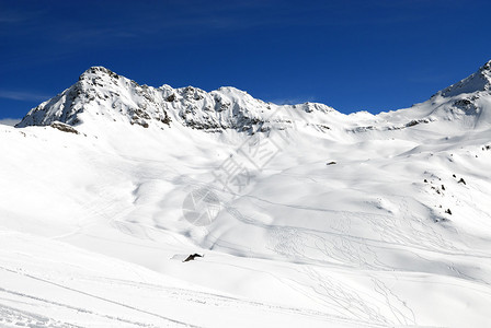 冬天雪下的高山脉图片