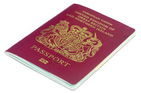 在白色背景的英国护照背景图片