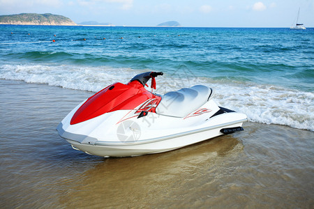 三亚海滩上的摩托艇图片