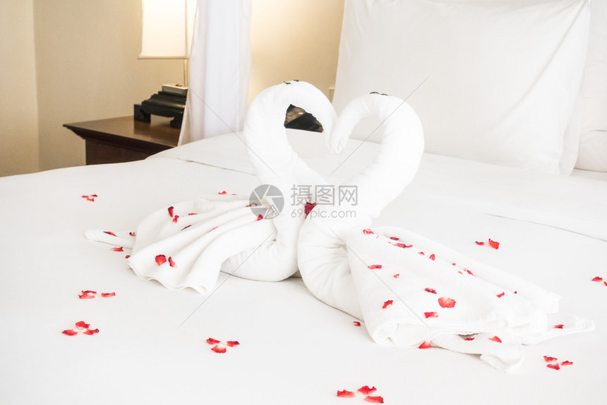 床上的天鹅毛巾装饰室内图片
