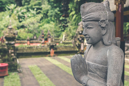 巴厘岛寺庙中的印度教石像印度尼西亚巴厘岛的热图片