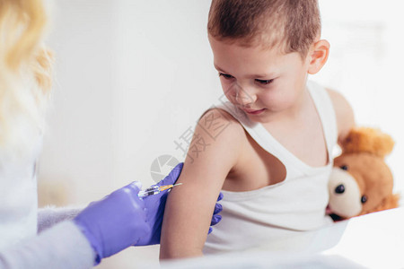 儿童接种疫苗的医生为图片