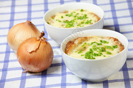 两碗白满美味的法式洋葱汤图片