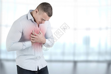 心脏部位疼痛的人图片