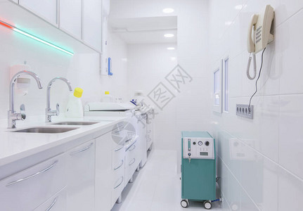 现代牙科诊所工具消毒室全消毒白色内饰复印空图片