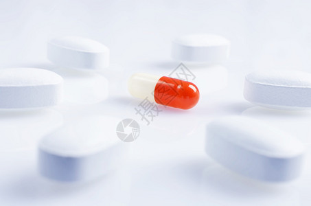 药剂主题抗生素红色药图片