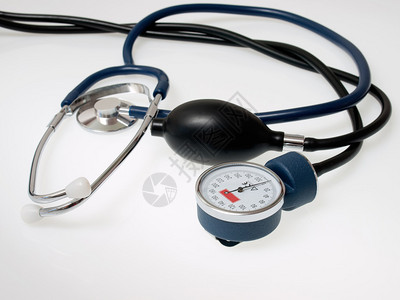 白色背景的医用血压计图片