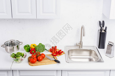 厨房砧板上的蔬菜图片