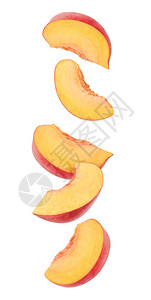 在空中撒水果片五片新鲜桃子落在白图片