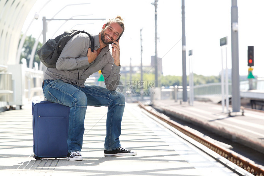 男人在火车站等候的电话图片