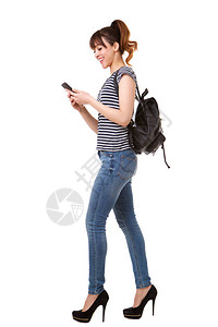 年轻女在白色背景下用手机和包袋行走的背景图片