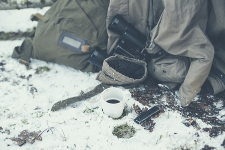 在雪地上用杯饮料关闭探索者背景图片