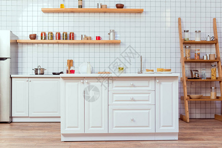 现代厨房设计有白色家具和瓷砖的现图片