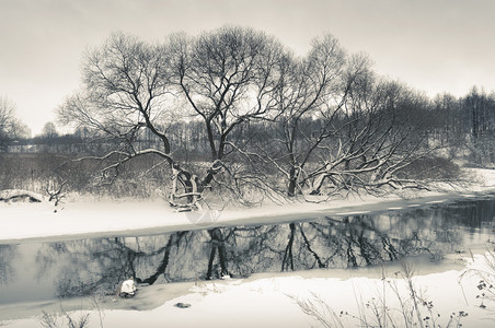 冬天初冬在寒冷河水上背景图片