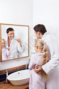 父女在浴室刷牙图片