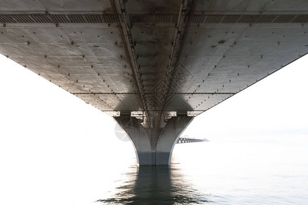桥下的钢结构图片