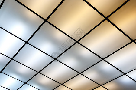 现代天花板上的荧光灯平面瓷砖图片