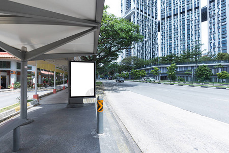 公共汽车站广告牌空白色隔离剪切路径户外蓝天背景图片