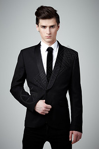 郑恺型男魅力穿着灰色背景经典黑西装的背景