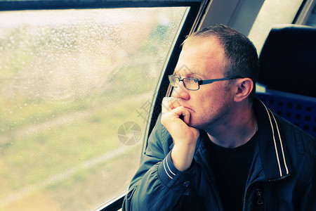 40岁的看着火车窗图片