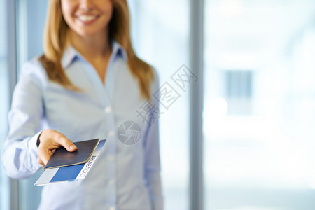 办理护照和机票手续的注册办公室工作人员手持证图片