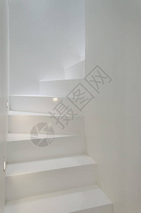 折叠钢板制成的白色楼梯图片