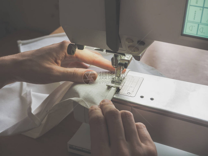 缝纫机缝合式缝纫过程操作期间缝纫机的脚图片