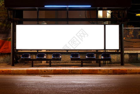 夜间公共汽车站图片