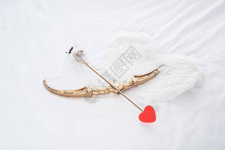 翅膀弓和箭在白床背景图片