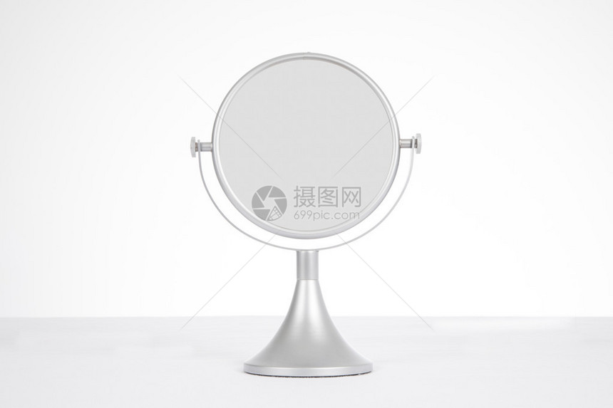 灰色银圆镜供表面和白背景上图片