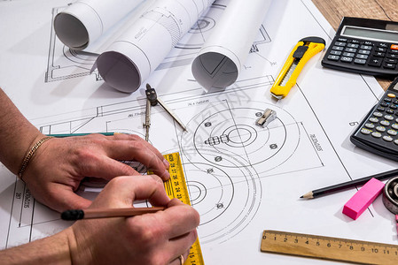机械工程师在技术图纸和工作具图片