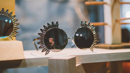 木架子上的老式太阳镜时尚复古眼镜和服装时髦眼镜和图片