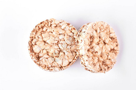 膨化全麦脆饼孤立在白色背景上的两个圆形谷物饼干健康和营图片