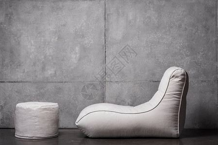 豆袋椅靠近灰色的白色圆形软垫凳子图片
