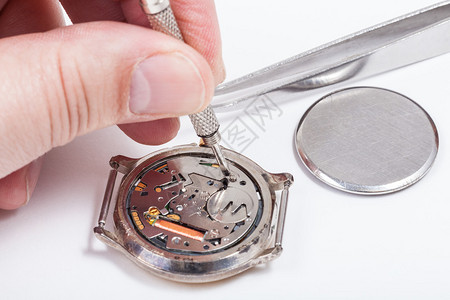 修理手表以石英式手表替图片