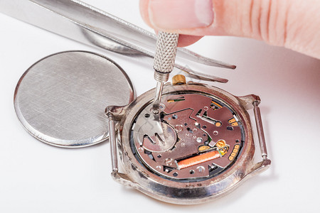 手表修理制表师更换石英手表图片