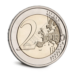 白色背景前的2欧元硬币背景图片